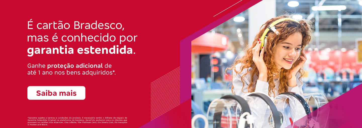 #BradescoAcessível #PraTodoMundoVer: Texto: É cartão Bradesco, mas é conhecido por garantia estendida. Ganhe proteção adicional de até 1 ano nos bens adquiridos*. Botão: Saiba mais. Texto legal: *Garantia sujeita a termos e condições do produto. É necessário emitir o Bilhete de Seguro de Garantia Estendida Original na plataforma da bandeira. Benefício exclusivo para os clientes que possuem os cartões Visa Aeternum, Visa Infinite, The Platinum Card, Elo Diners Club, Elo Nanquim e Mastercard Black. 
          Descrição da imagem: À esquerda, sobre um fundo vermelho com grafismos em rosa e branco, estão os textos, botão e texto legal. À direita, tem a foto de uma mulher sorrindo e experimentando fones de ouvido em uma loja de eletrônicos.
          